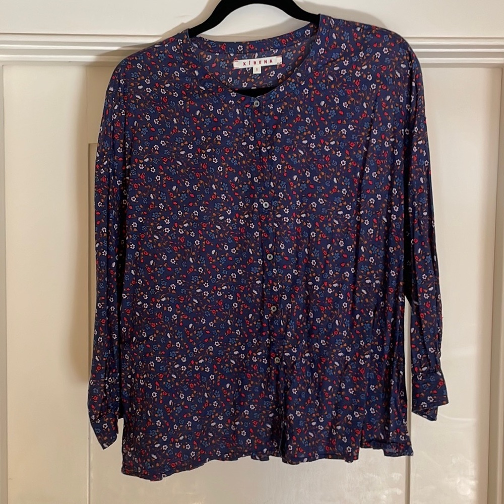 Xirena Ruffle Back Floral Blouse
